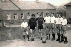 1967-Alvito-ast.-m-klos-futbolo-komanda.-vartininkas-Algirdas-Galinskas.-rastauskaai